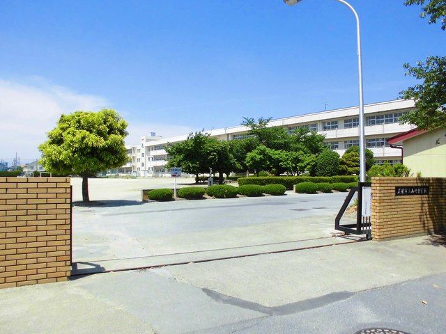 近くの山辺中学校まで900m（徒歩12分）