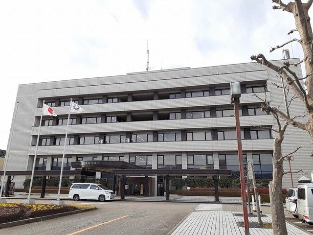 近くの南砺市役所まで900m（徒歩12分）