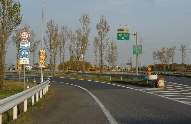 近くの潮来インターチェンジまで2,100m（徒歩27分）