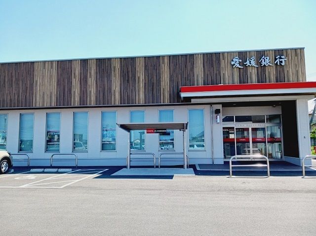 近くの愛媛銀行見奈良・川内支店様まで1,000m（徒歩13分）