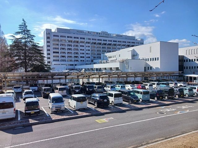 近くの愛媛大学医学部付属病院様まで550m（徒歩7分）