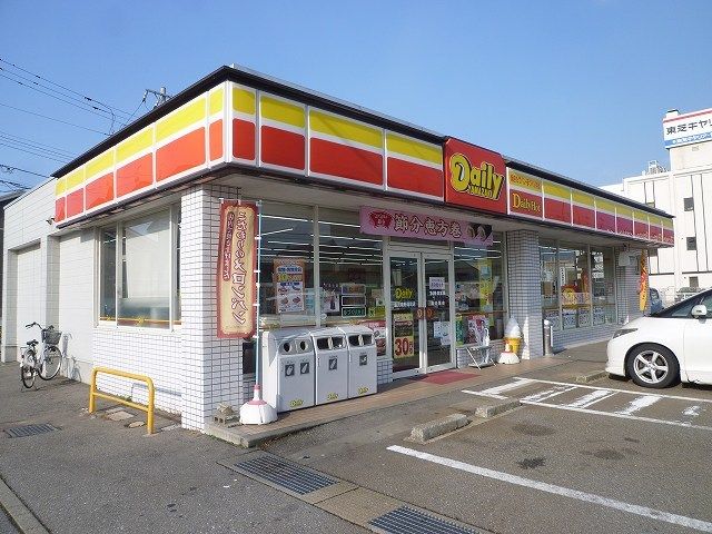 近くのデイリーヤマザキまで700m（徒歩9分）