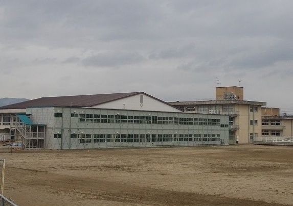 近くの福島市立岳陽中学校まで1,300m（徒歩17分）