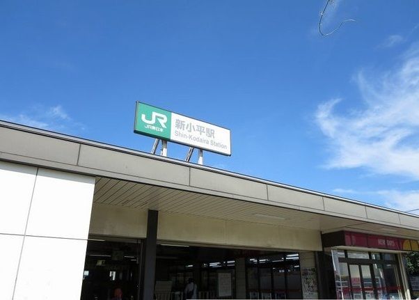 近くの新小平駅まで500m(徒歩7分)