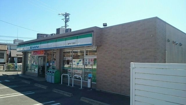 近くのファミリーマートまで550m（徒歩7分）