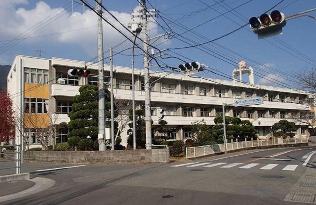 近くの生比奈小学校まで3,000m(徒歩38分)