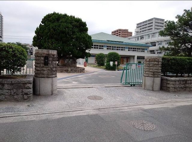 近くの宇品小学校まで800m(徒歩10分)