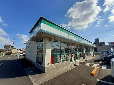 近くのファミリーマート様まで600m（徒歩8分）