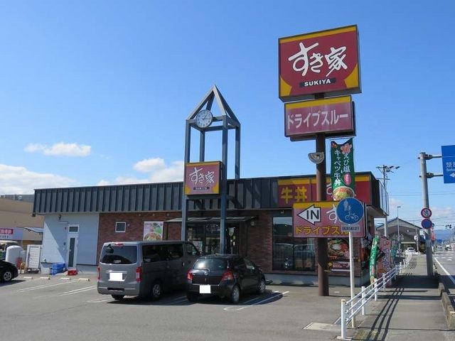 近くのすき家４２１号いなべ店まで800m（徒歩10分）