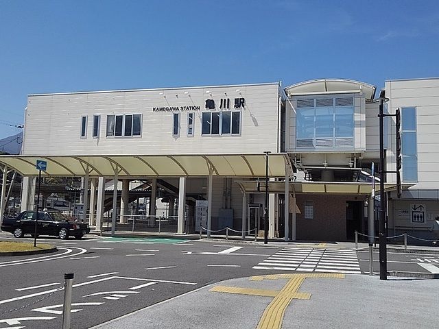 近くのJR亀川駅まで1,400m（徒歩18分）