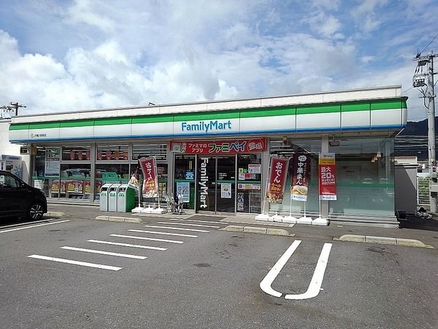 近くのファミリーマートまで1,300m（徒歩17分）