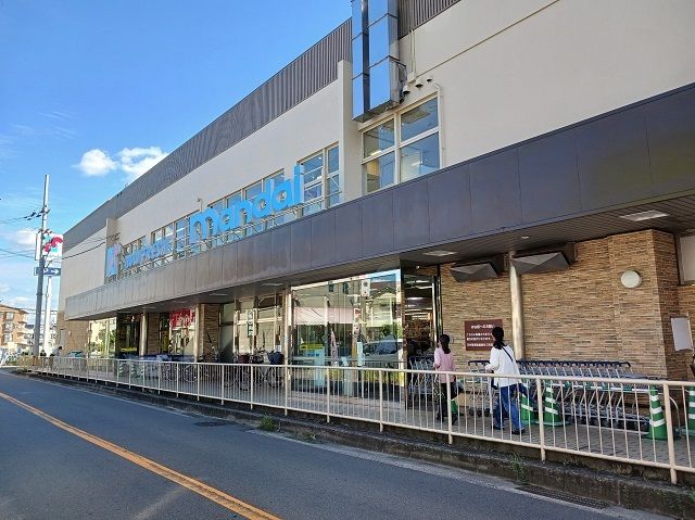 近くの万代寝屋川西店様まで550m（徒歩7分）