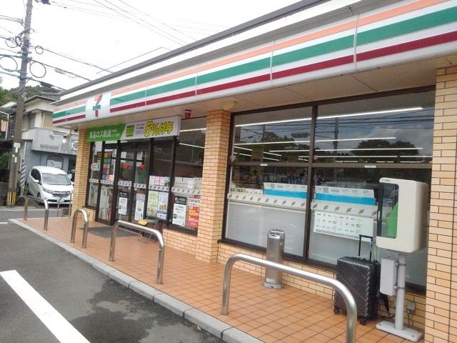 近くのセブンイレブン西階町店まで64m(徒歩1分)