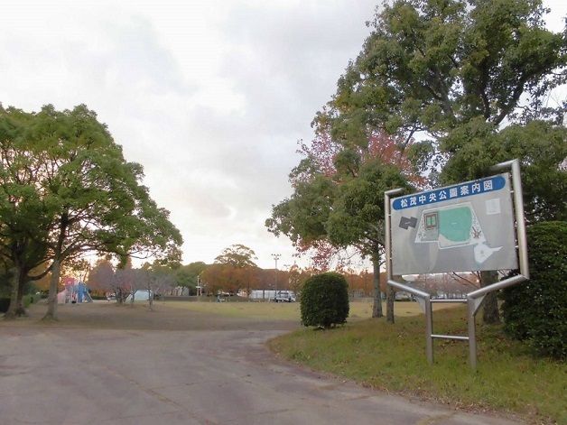 近くの松茂中央公園まで1,200m（徒歩15分）