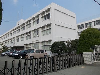 近くの松茂小学校まで350m(徒歩5分)