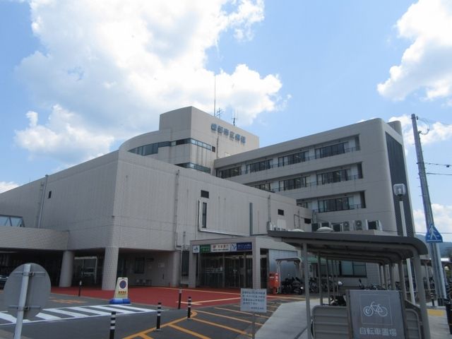 近くの綾部市立病院まで950m(徒歩12分)