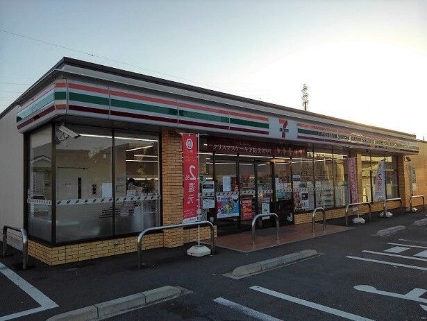 近くのセブンイレブン高坂駅西口店まで260m(徒歩4分)
