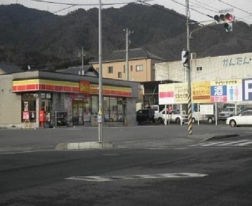 近くのデイリー 三入店まで700m(徒歩9分)