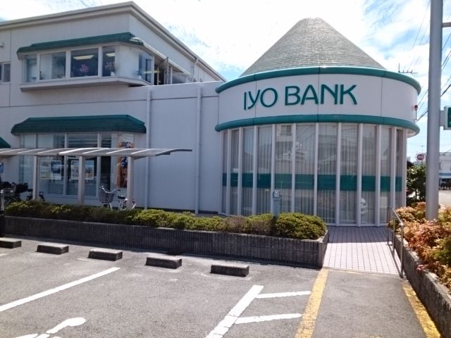 近くの伊予銀行三津東支店様まで250m（徒歩4分）