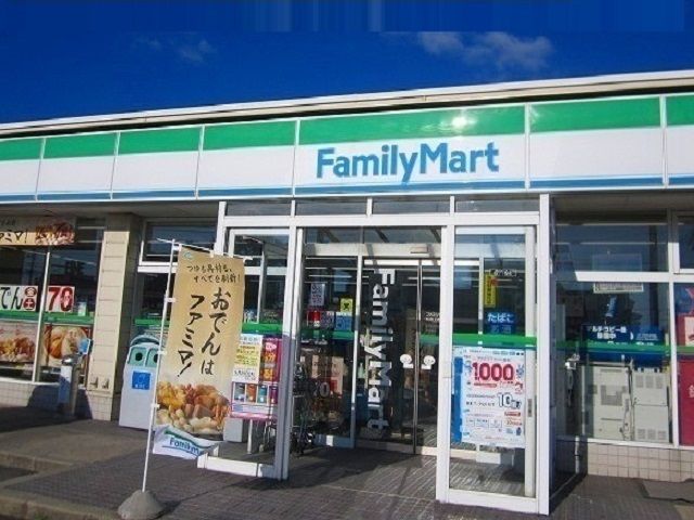 近くのファミリーマートまで700m（徒歩9分）