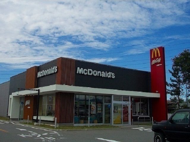 近くのマクドナルドまで750m（徒歩10分）
