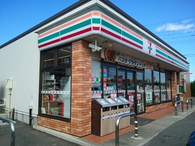 近くのセブンイレブン新潟上新栄町店まで200m（徒歩3分）