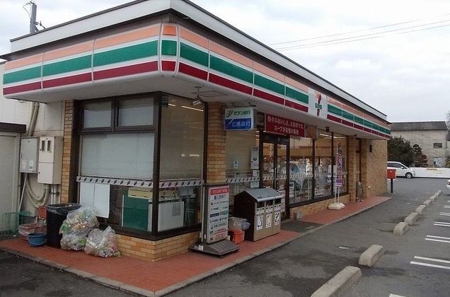 近くのコンビニまで600m（徒歩8分）