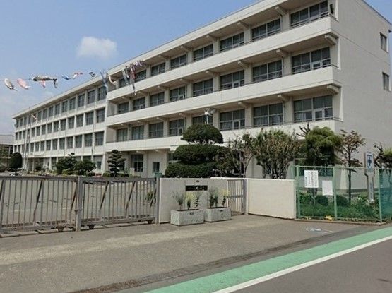近くの落合小学校まで440m(徒歩6分)