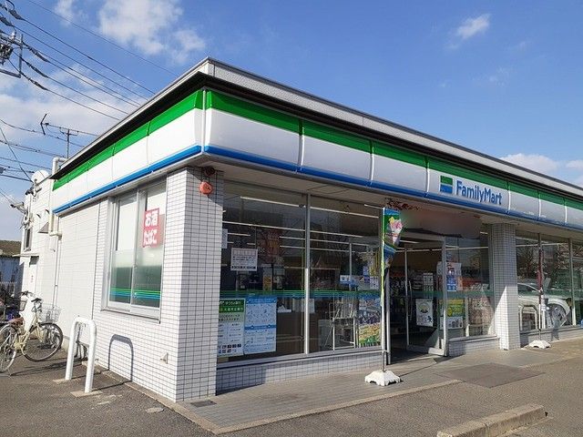 近くのファミリーマート大高中川店まで380m（徒歩5分）