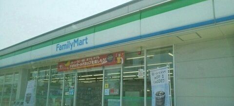 近くのファミリーマートさんまで750m（徒歩10分）