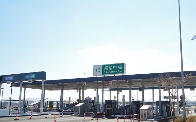 近くの高松中央インターチェンジさんまで800m（徒歩10分）