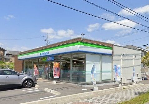 近くのファミリーマート泉田町店まで450m（徒歩6分）
