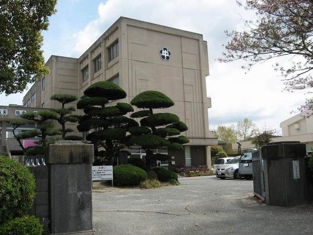 近くの防府市立右田中学校まで400m（徒歩5分）