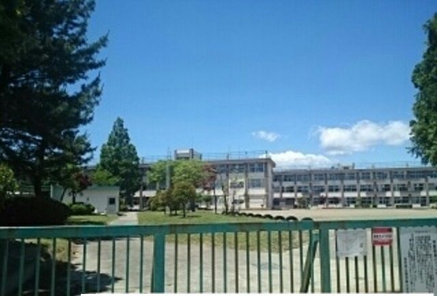 近くの仙台市立鶴ヶ谷東小学校まで900m（徒歩12分）