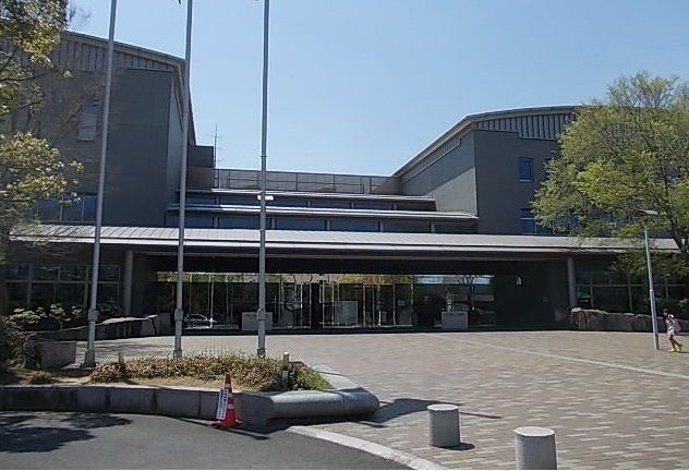 近くの県立図書館さんまで1,600m（徒歩20分）
