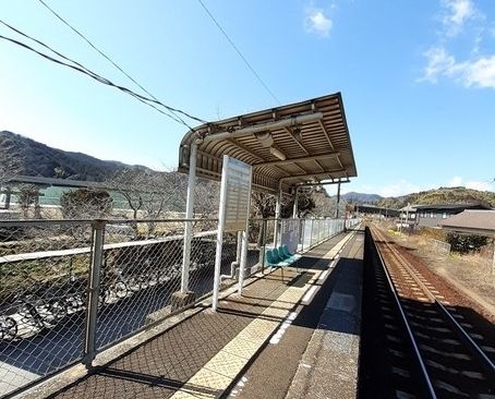近くのJR波川駅まで1,100m(徒歩14分)