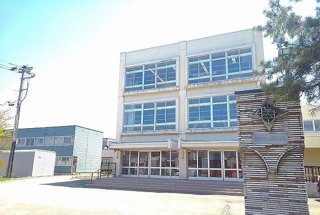 近くの美園小学校まで420m(徒歩6分)