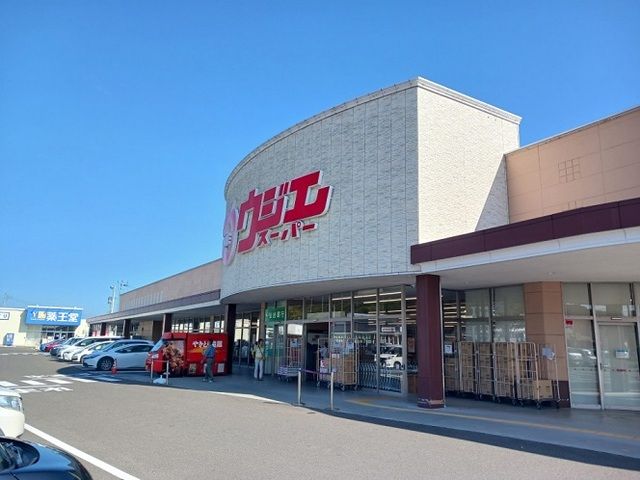近くのウジエスーパー利府店まで600m(徒歩8分)