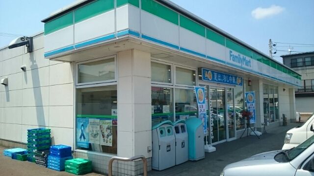 近くのファミリーマート新津本町4丁目まで450m（徒歩6分）