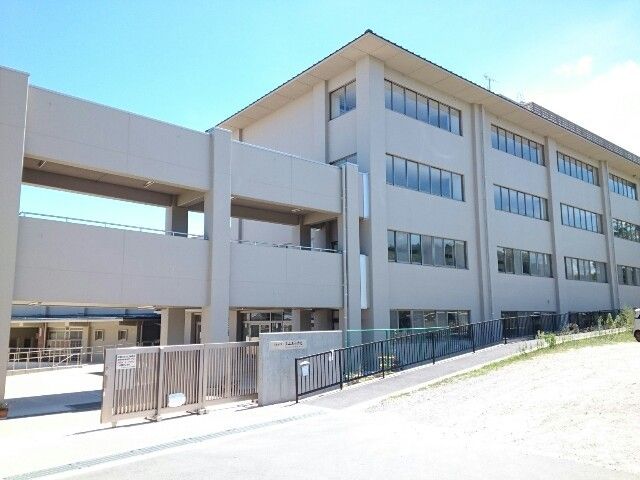 近くの三山木小学校まで450m(徒歩6分)