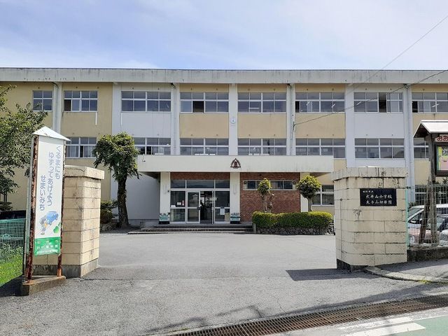 近くの別府市立大平山小学校・幼稚園まで500m(徒歩7分)