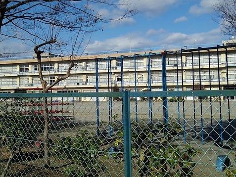 近くの市立吉井小学校まで900m(徒歩12分)