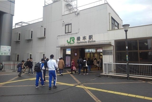 近くの橋本駅まで1,100m（徒歩14分）
