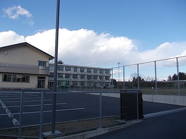 近くの小学校まで900m（徒歩12分）