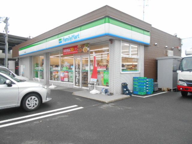 近くのファミリーマート穂積町稲里店まで240m（徒歩3分）