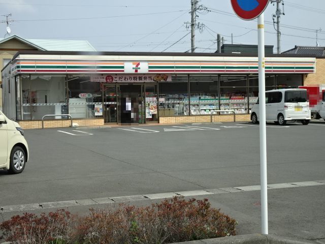 近くのセブンイレブン　焼津石津西店まで800m（徒歩10分）