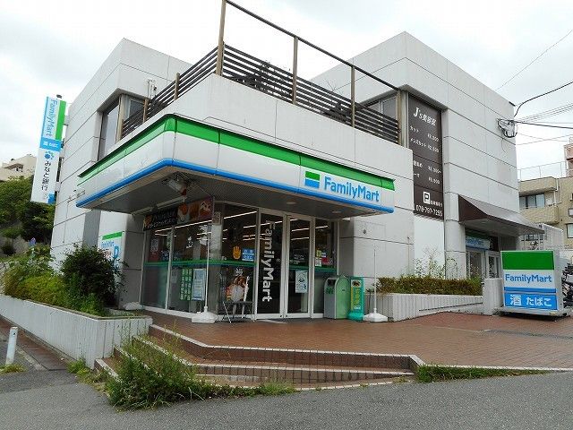 近くのファミリーマートまで190m（徒歩3分）