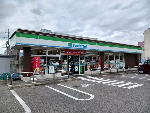 近くのファミリーマート甲府下石田店まで450m（徒歩6分）