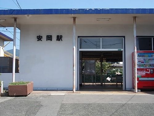 近くの安岡駅まで1,200m（徒歩15分）