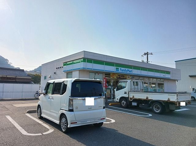 近くのファミリーマート周南栗屋店まで750m(徒歩10分)